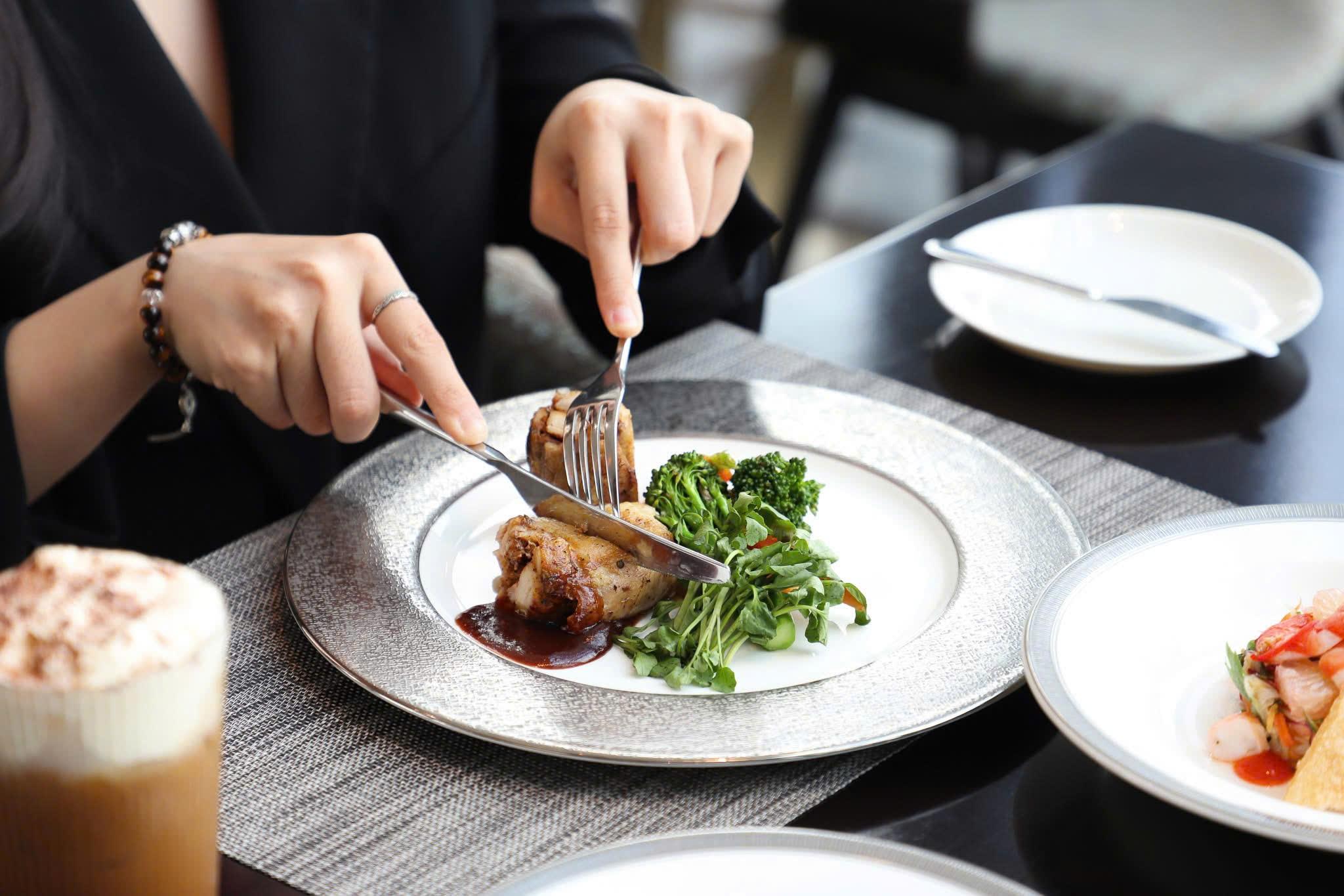 Khách dùng bữa tối tại La Isla