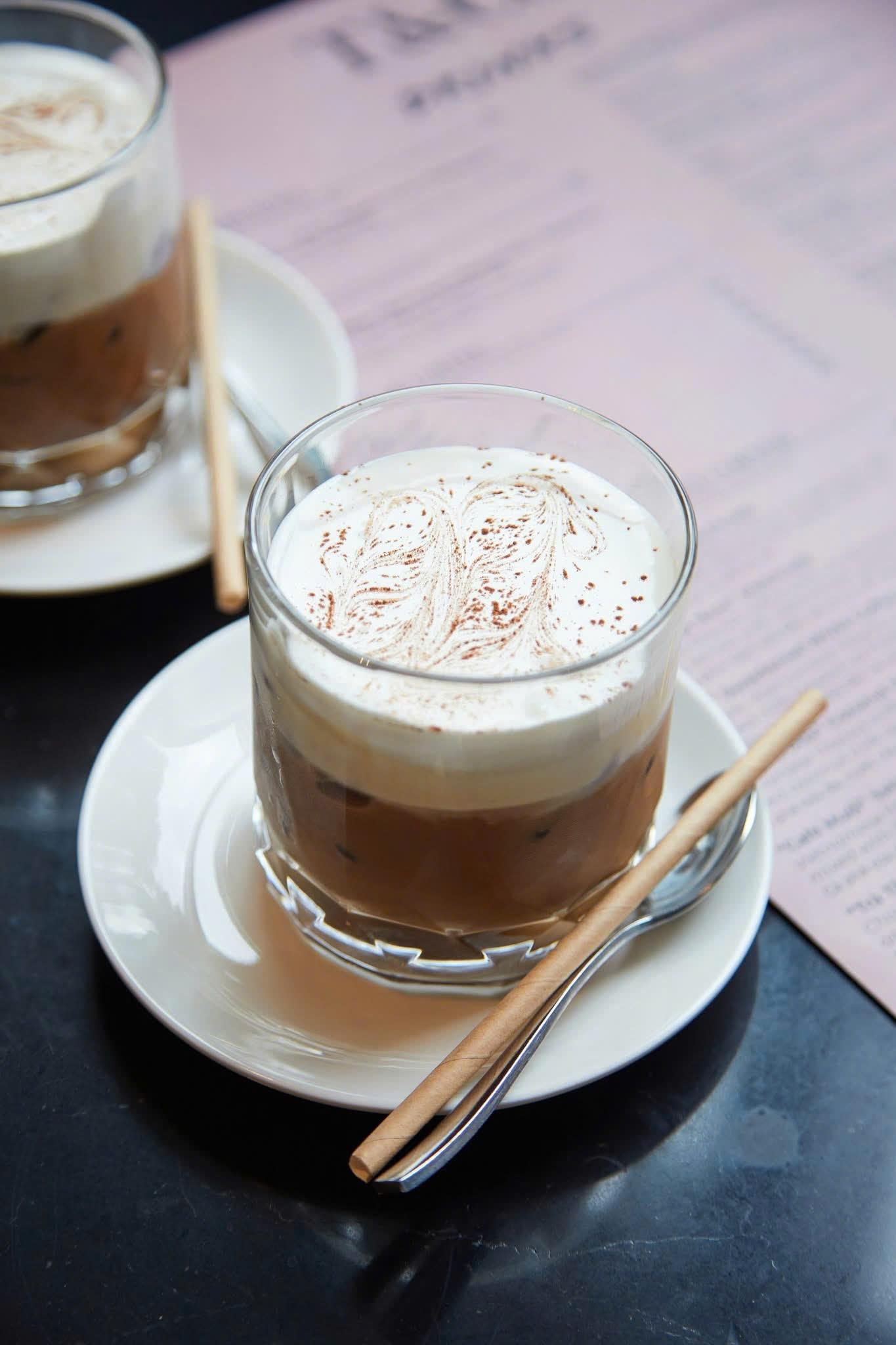 Ly cà phê buổi sáng