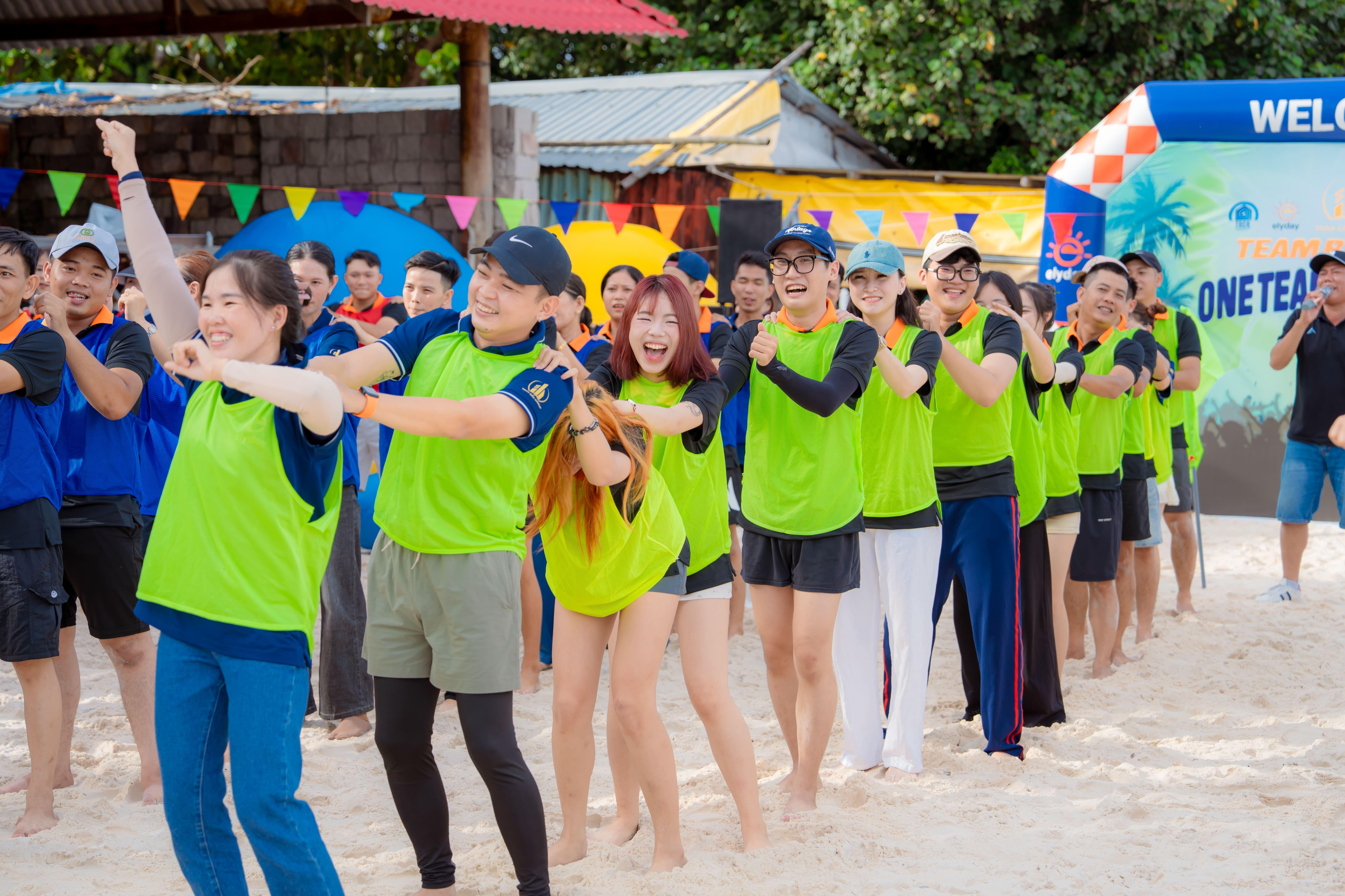 Team line vui nhộn trên bãi biển
