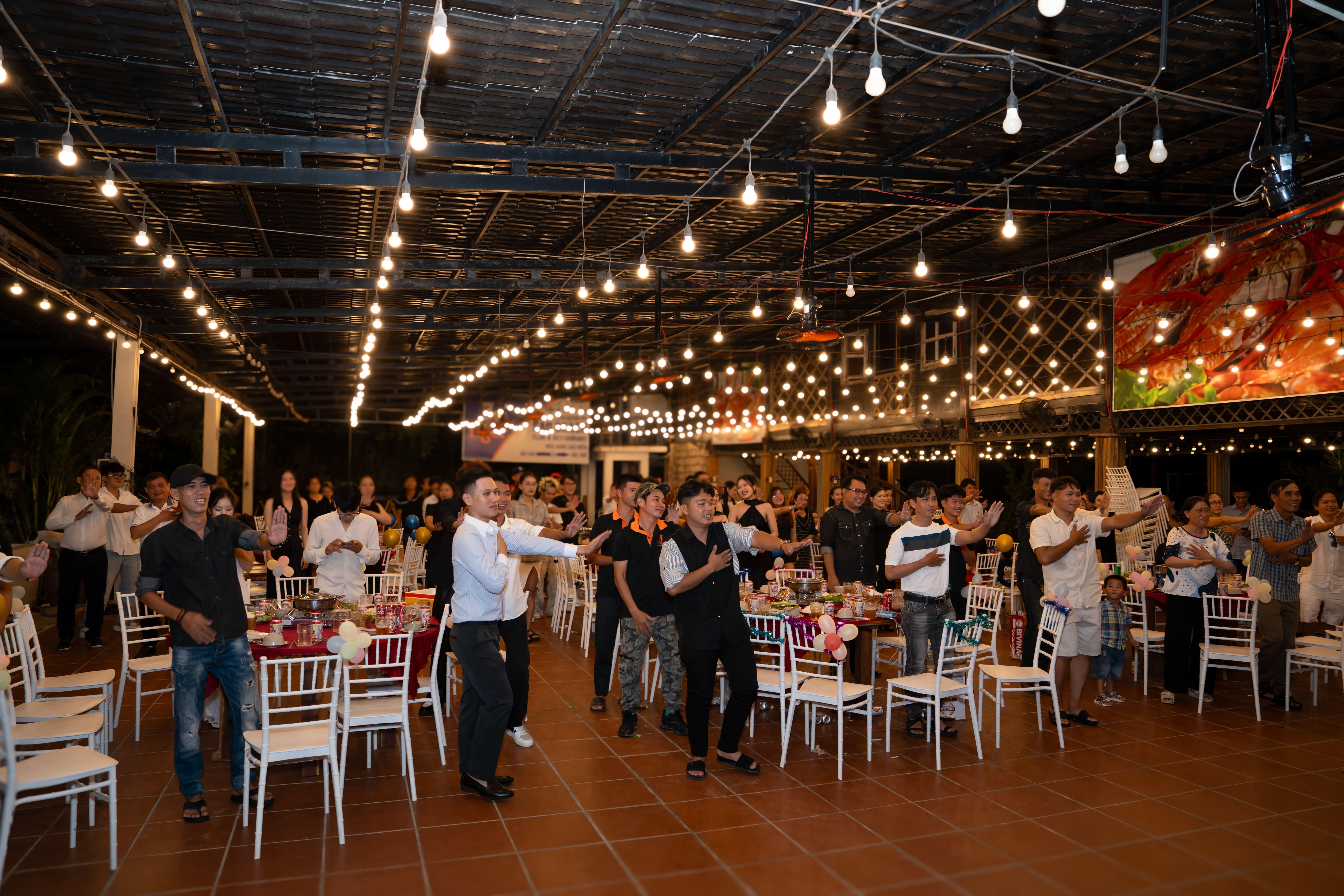 Khoảnh khắc tung áo rực rỡ