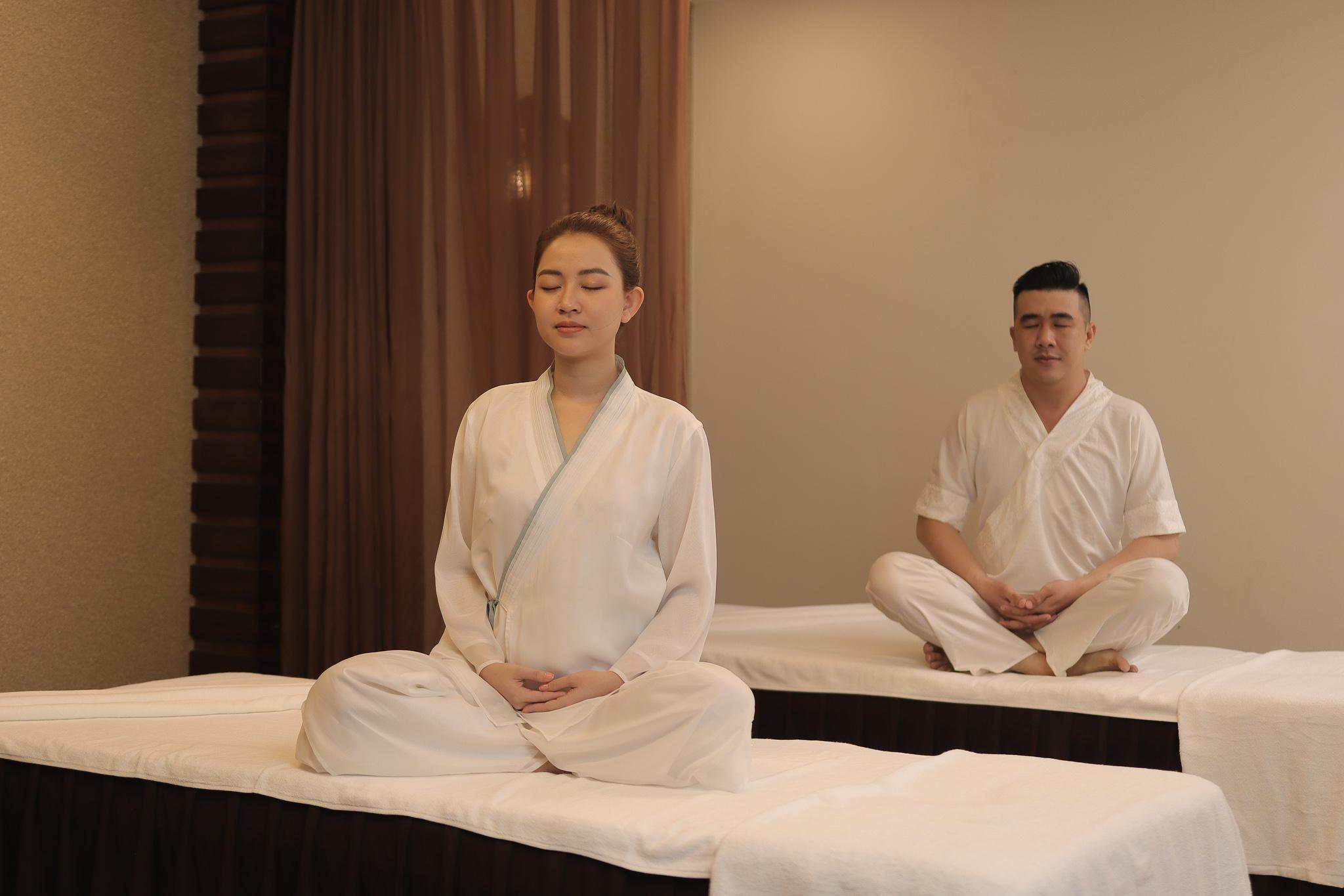 Tinh dầu và ánh sáng Ely Spa