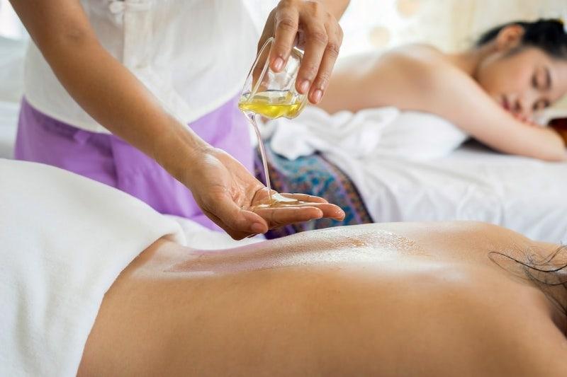 Pha chế tinh dầu chuẩn bị massage