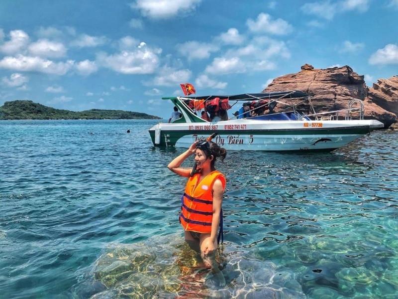 Khoảnh khắc team vui chơi giữa biển xanh