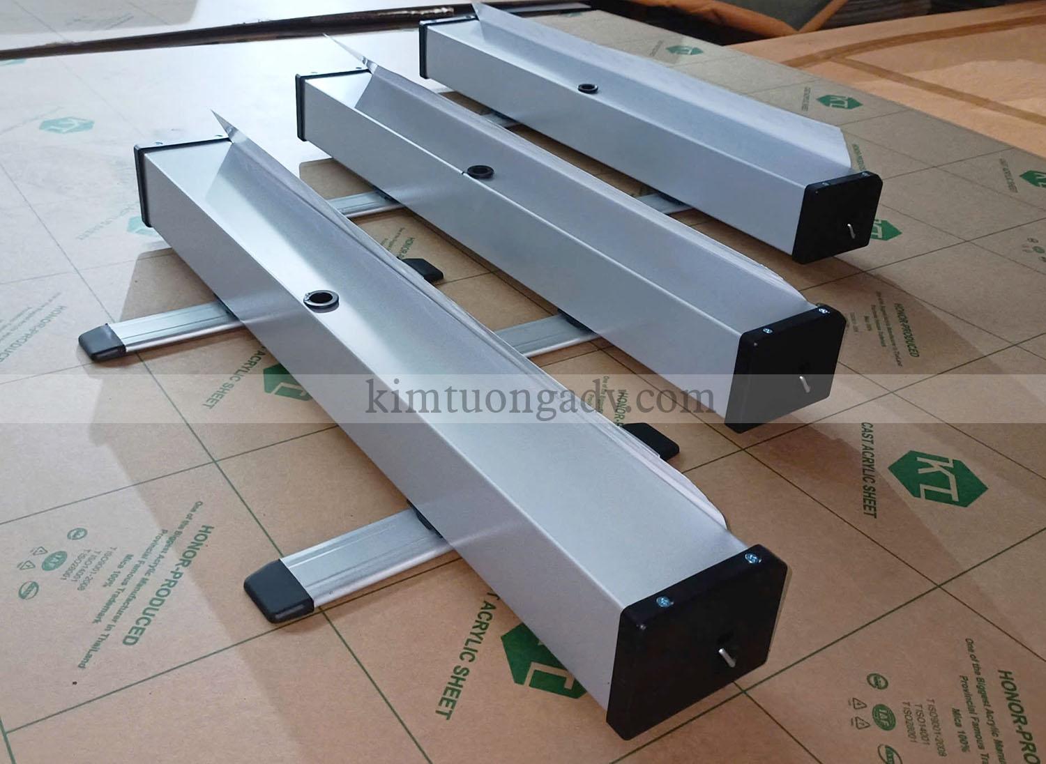 standee-cuon-khung-sat-mau-bac-3