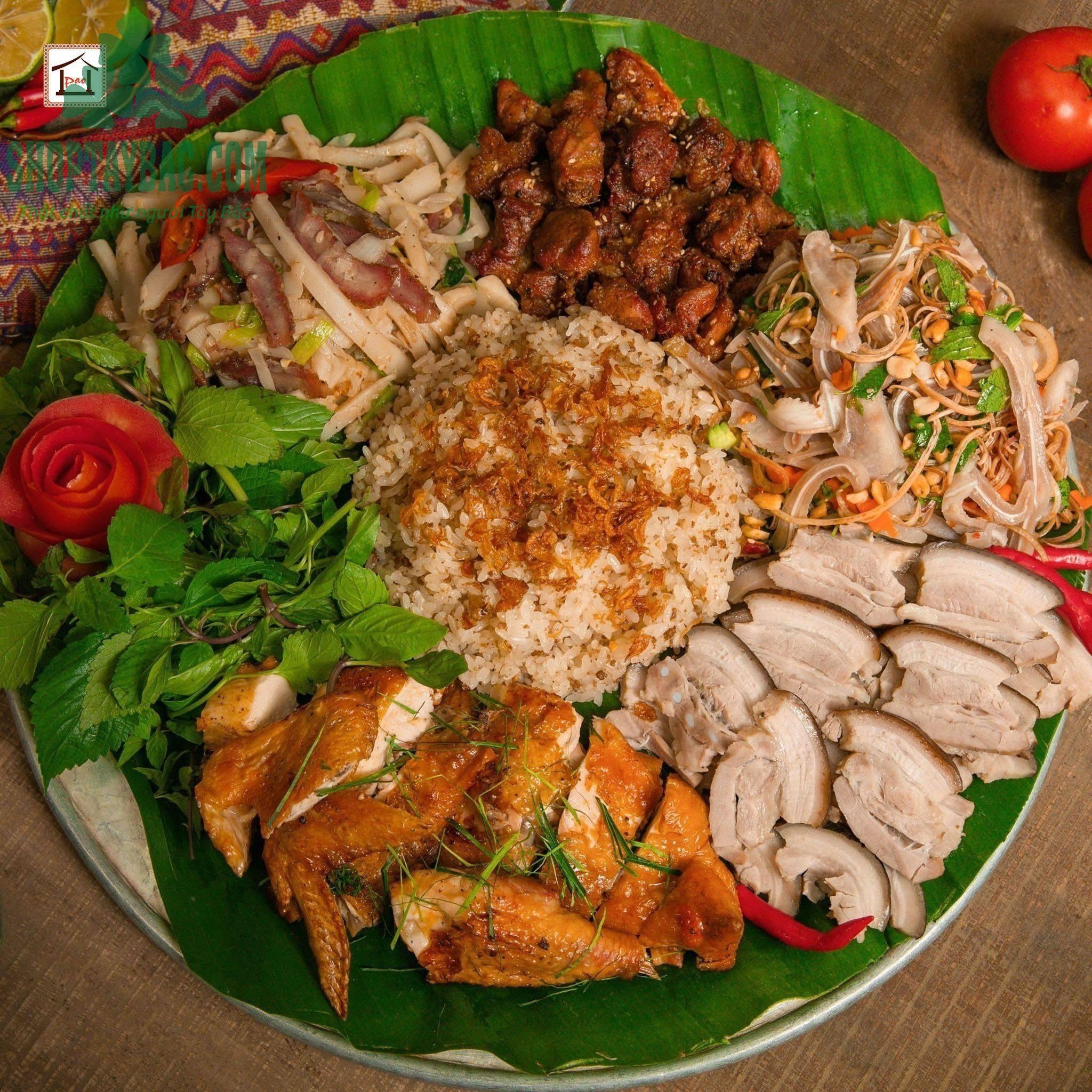 Cỗ lá tại 1 nhà hàng Hà Nội.png