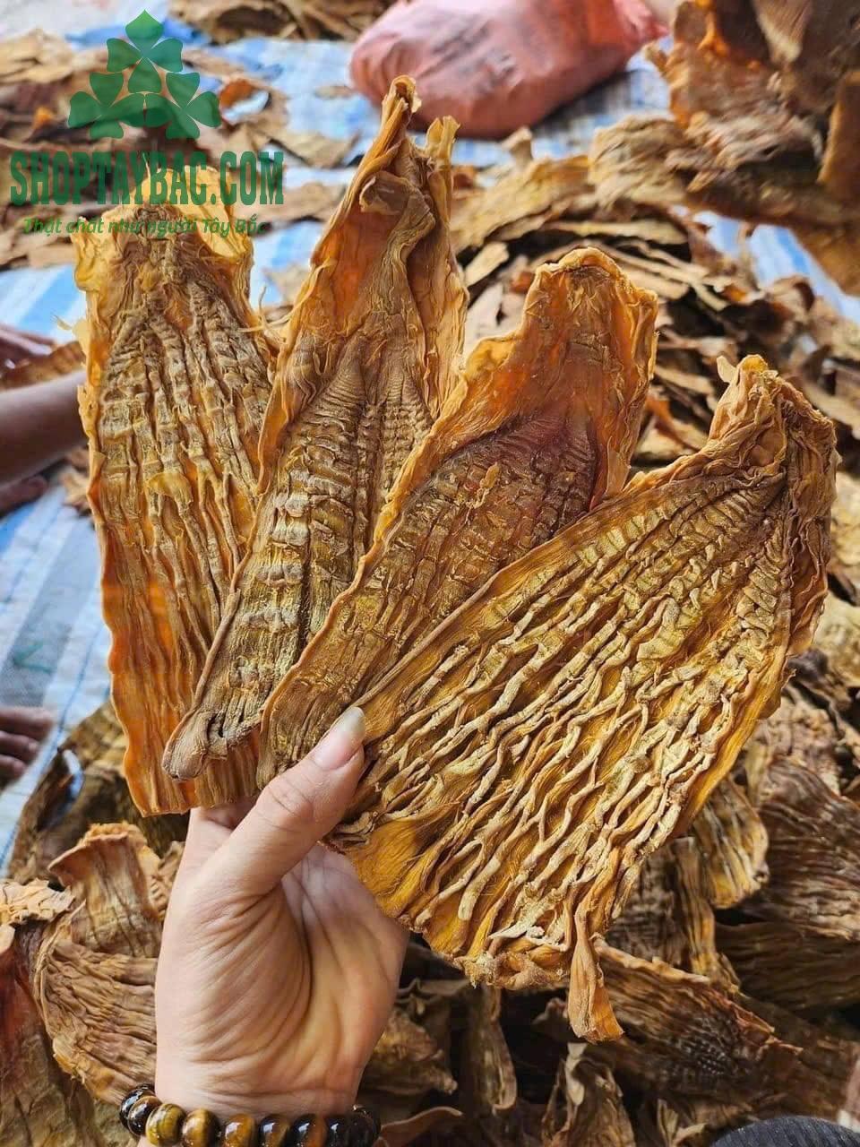 Măng mầm được bà con thu hái đúng vụ, phơi sấy thủ công.png