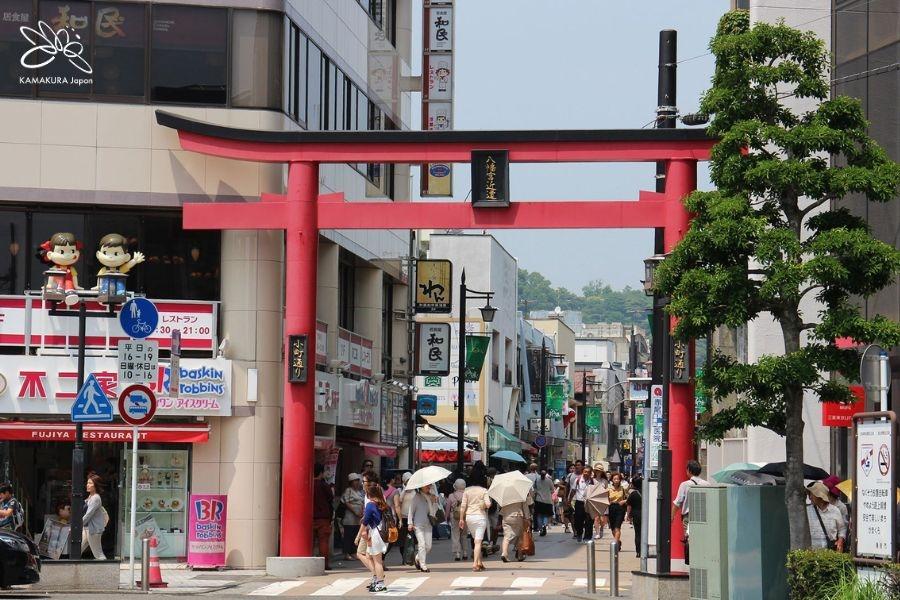 Phố ăn uống địa phương Komachi-dori luôn tấp nập du khách quốc tế