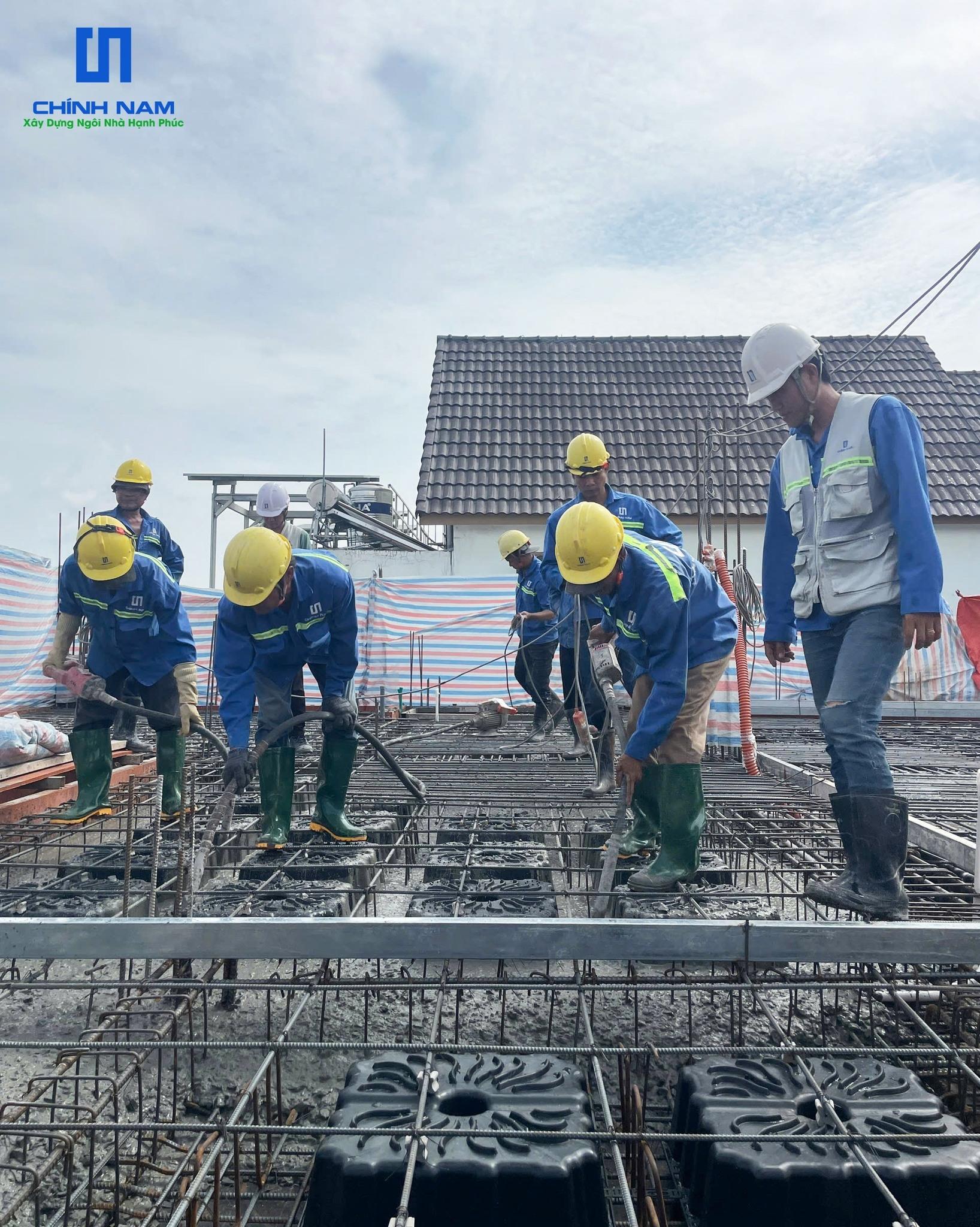 Đội ngũ công nhân đang thi công tại công trình của Xây dựng Chính Nam