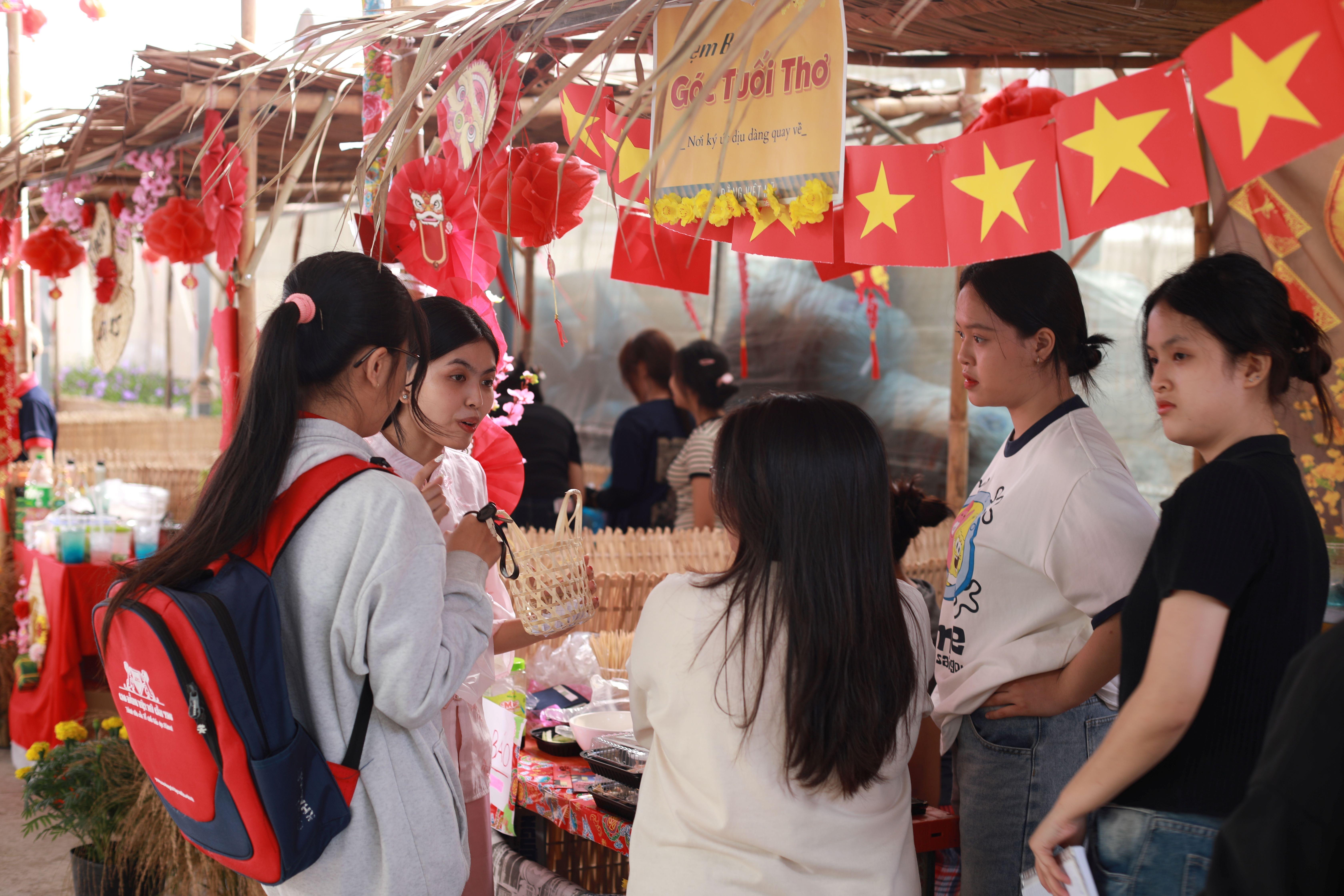 Chào Xuân 2026: Chợ quê Việt Mỹ