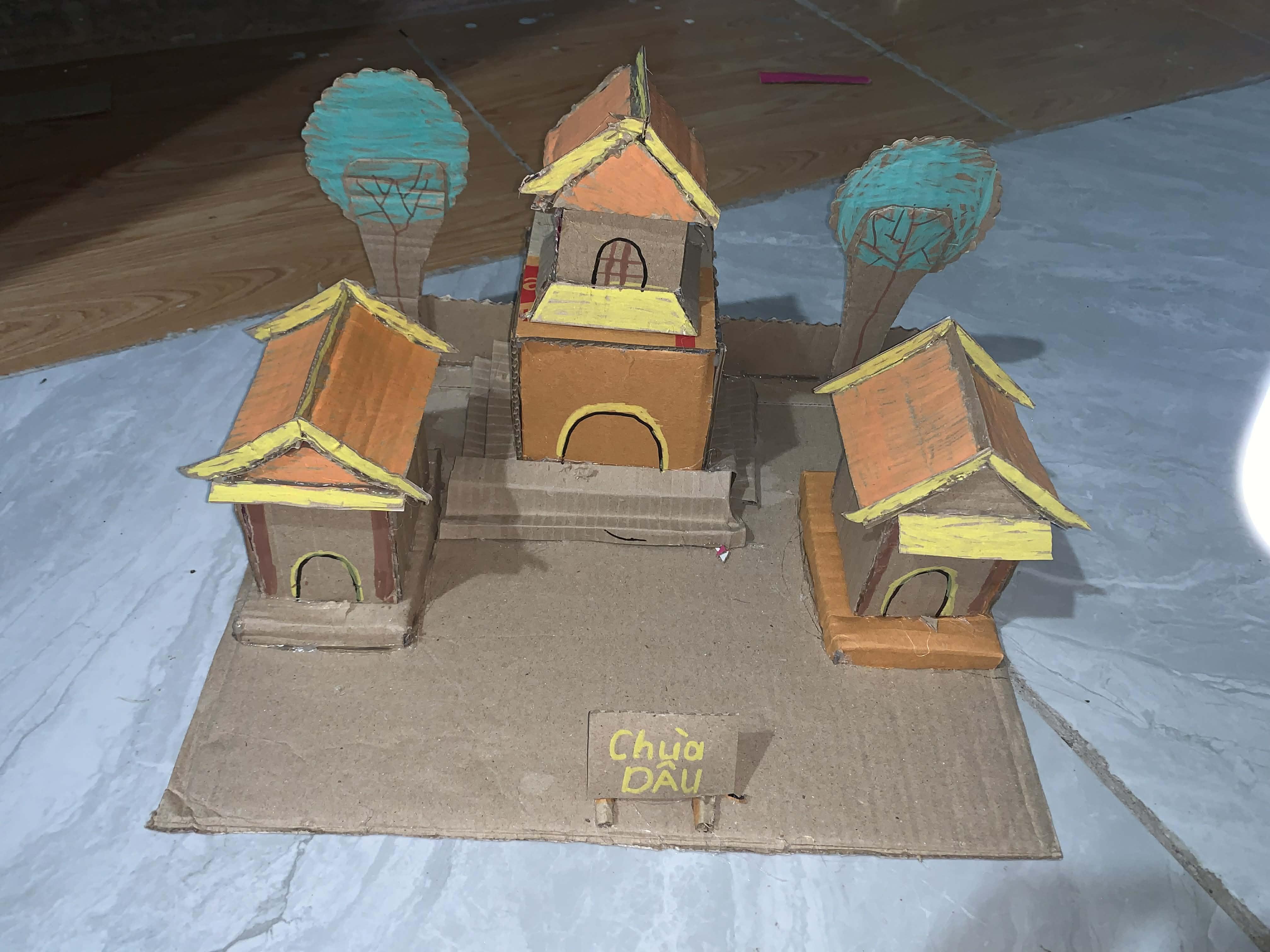 Mô hình Chùa Dâu bằng bìa carton của Nhóm 5