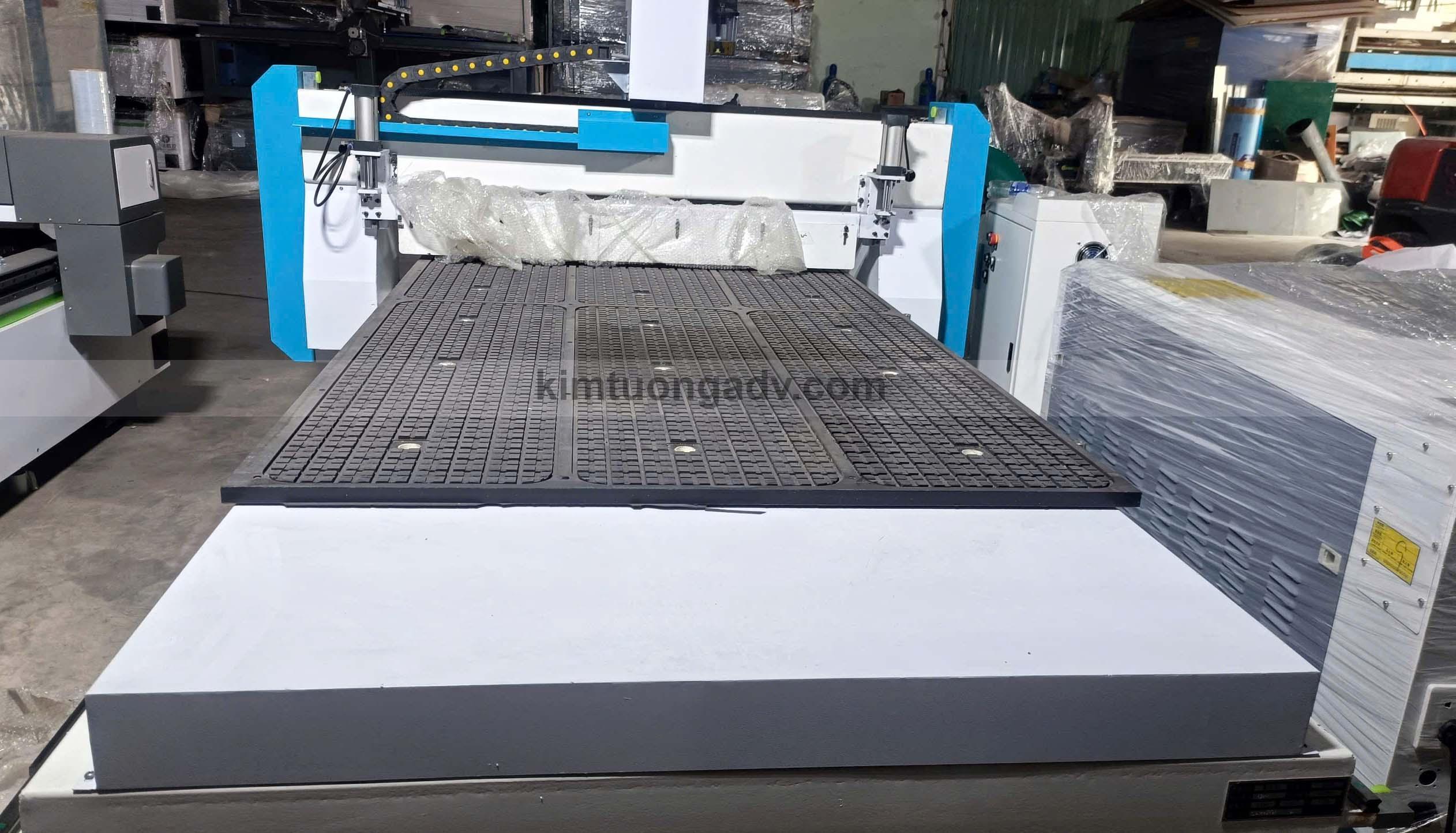 may-cnc-1325-1-dau-ban-hut-chan-khong-kimtuongadv-3