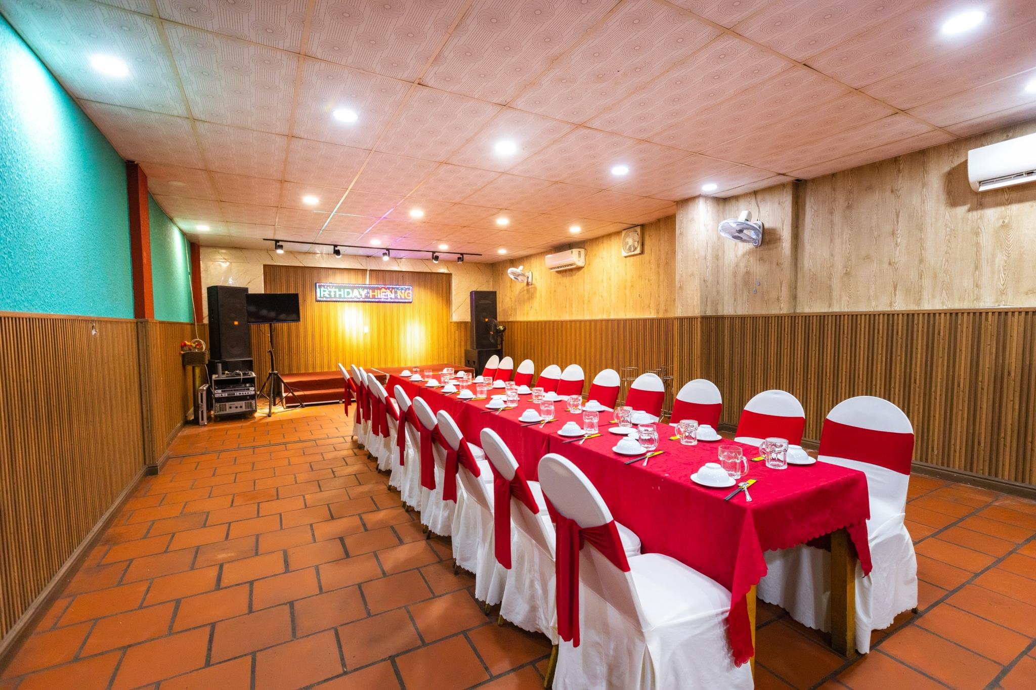 Kh&ocirc;ng gian tiệc s&acirc;n vườn